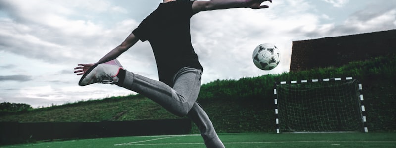 世界杯比赛场馆鸟瞰图 - 现代化的足球场，灯光璀璨